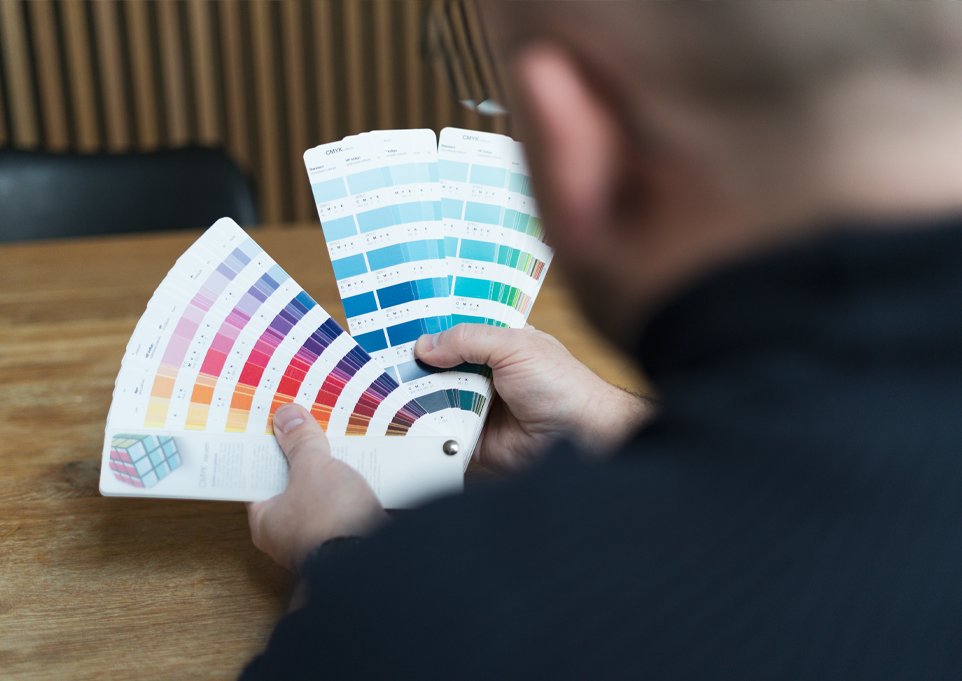 Remco Nijssen met kleurenwaaier